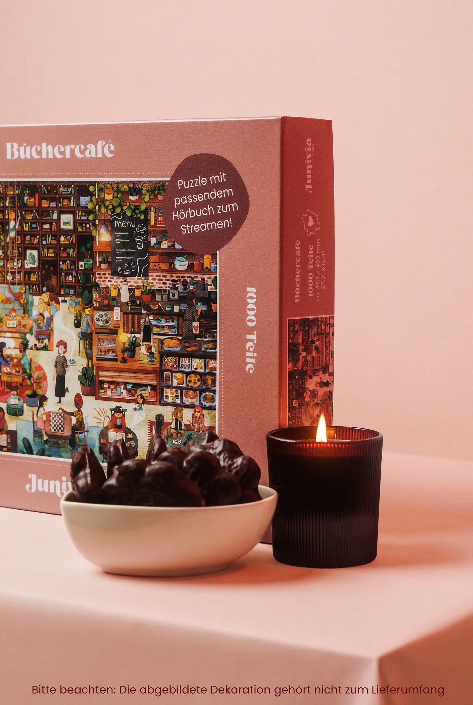 Junivia Büchercafe Puzzle: Detailansicht mit Dekoration unseres Büchercafe Puzzle mit passendem Hörbuch mit Buchladenmotiv und Selbstfindungsgeschichte 