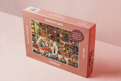 Junivia Büchercafe Puzzle: Schräge Gesamtansicht unseres Büchercafe Puzzle mit passendem Hörbuch mit Buchladenmotiv und Selbstfindungsgeschichte 

