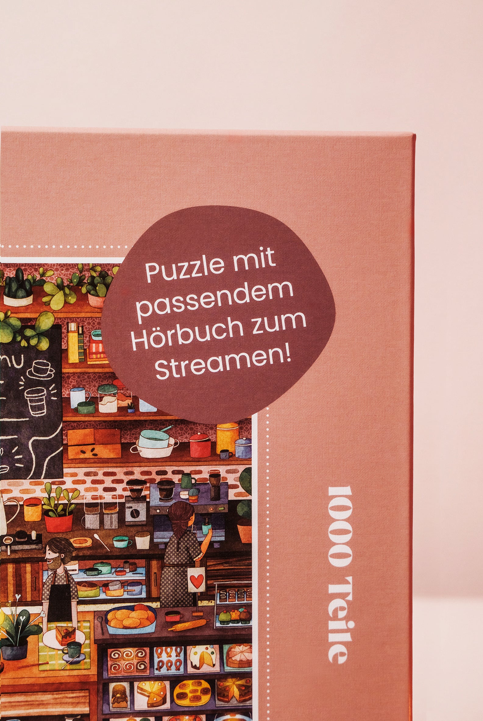 Junivia Büchercafe Puzzle: Detailansicht unseres Büchercafe Puzzle mit passendem Hörbuch mit Buchladenmotiv und Selbstfindungsgeschichte mit der Aufschrift "Puzzle mit passendem Hörbuch zum Streamen!“ 