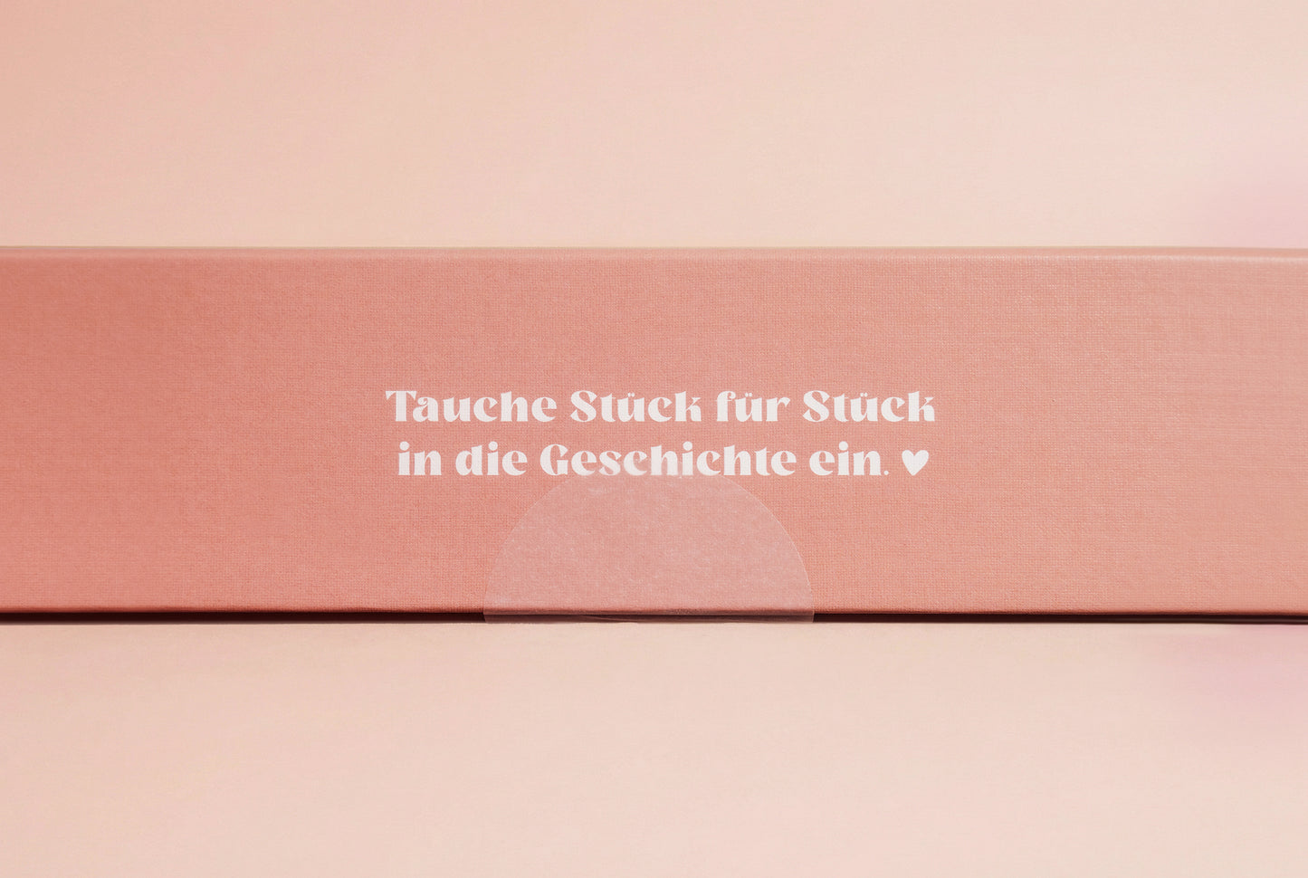 Junivia Vanlife Puzzle: Seitenansicht unseres Büchercafe Puzzle mit passendem Hörbuch mit Buchladenmotiv und Selbstfindungsgeschichte mit der Aufschrift "Tauche Stück für Stück in die Geschichte ein" 