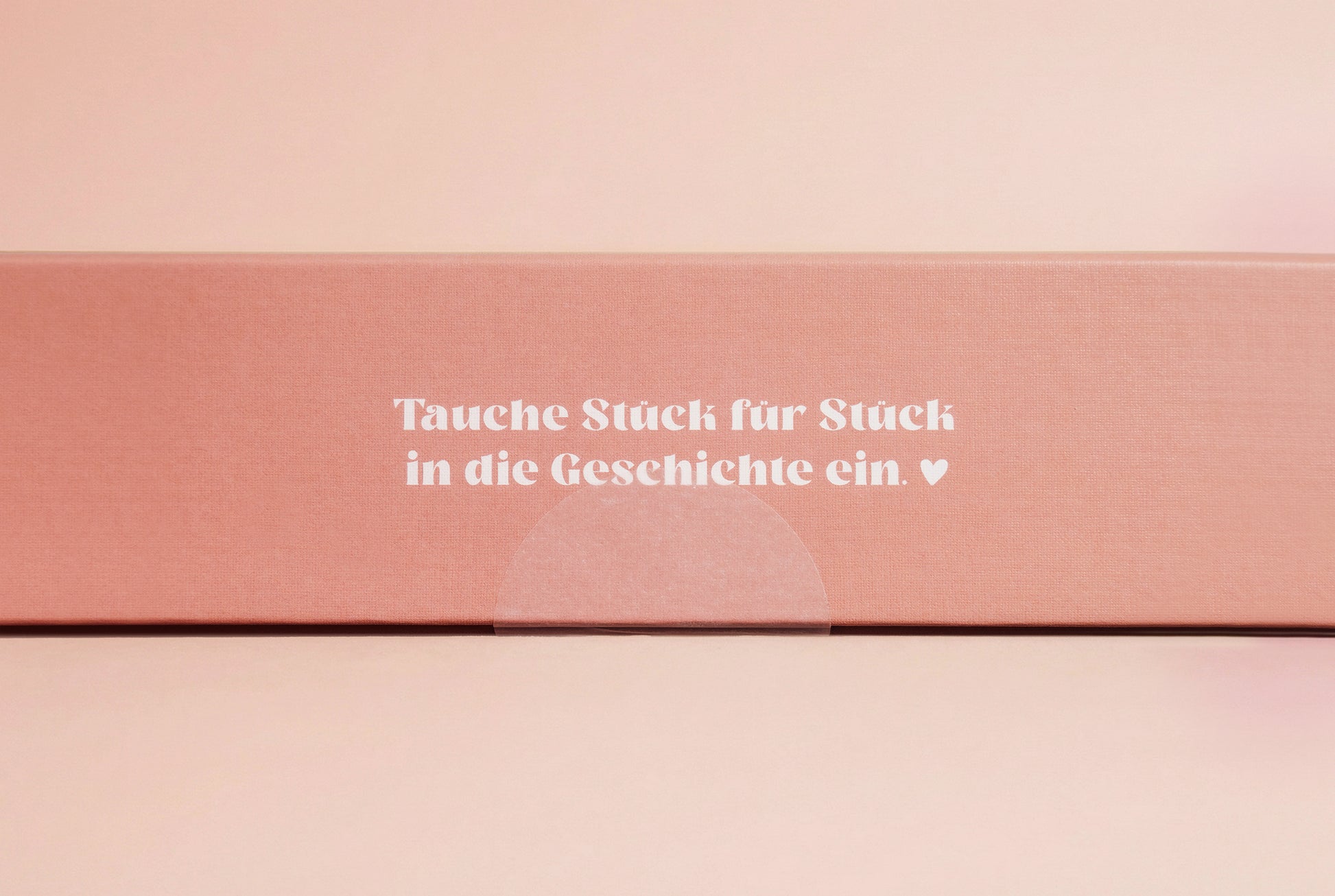 Junivia Vanlife Puzzle: Seitenansicht unseres Büchercafe Puzzle mit passendem Hörbuch mit Buchladenmotiv und Selbstfindungsgeschichte mit der Aufschrift "Tauche Stück für Stück in die Geschichte ein" 