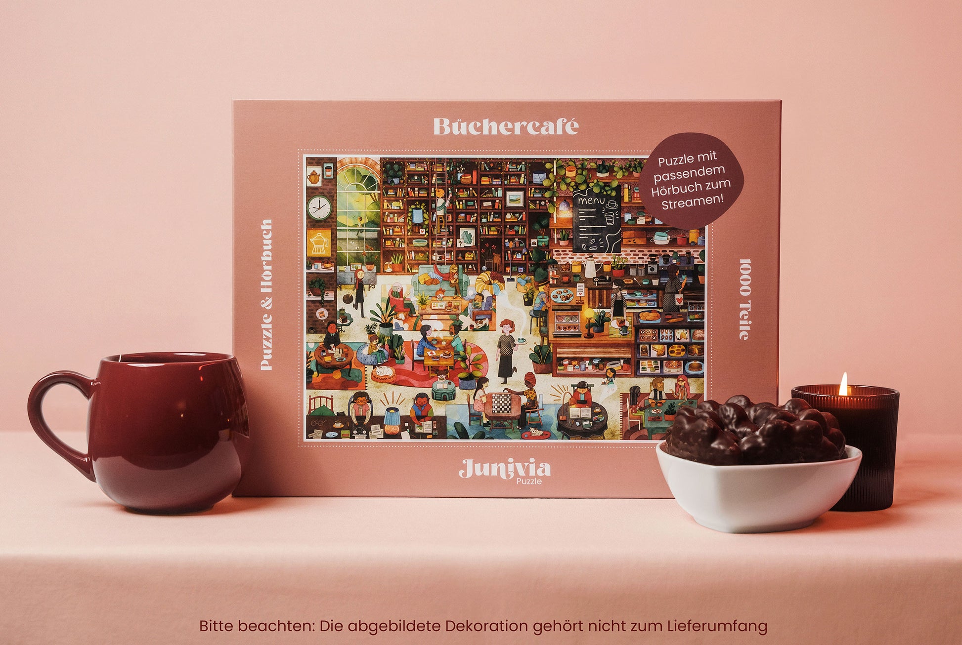 Junivia Büchercafe Puzzle: Gesamtansicht mit Dekoration unseres Büchercafe Puzzle mit passendem Hörbuch mit Buchladenmotiv und Selbstfindungsgeschichte 