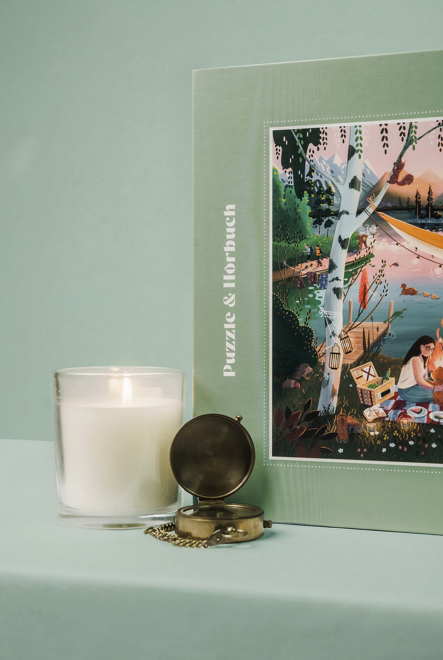 Junivia Vanlife Puzzle: Detailansicht mit Dekoration von unserem Vanlife Puzzle mit passendem Hörbuch mit Campingmotiv und Abenteuergeschichte 