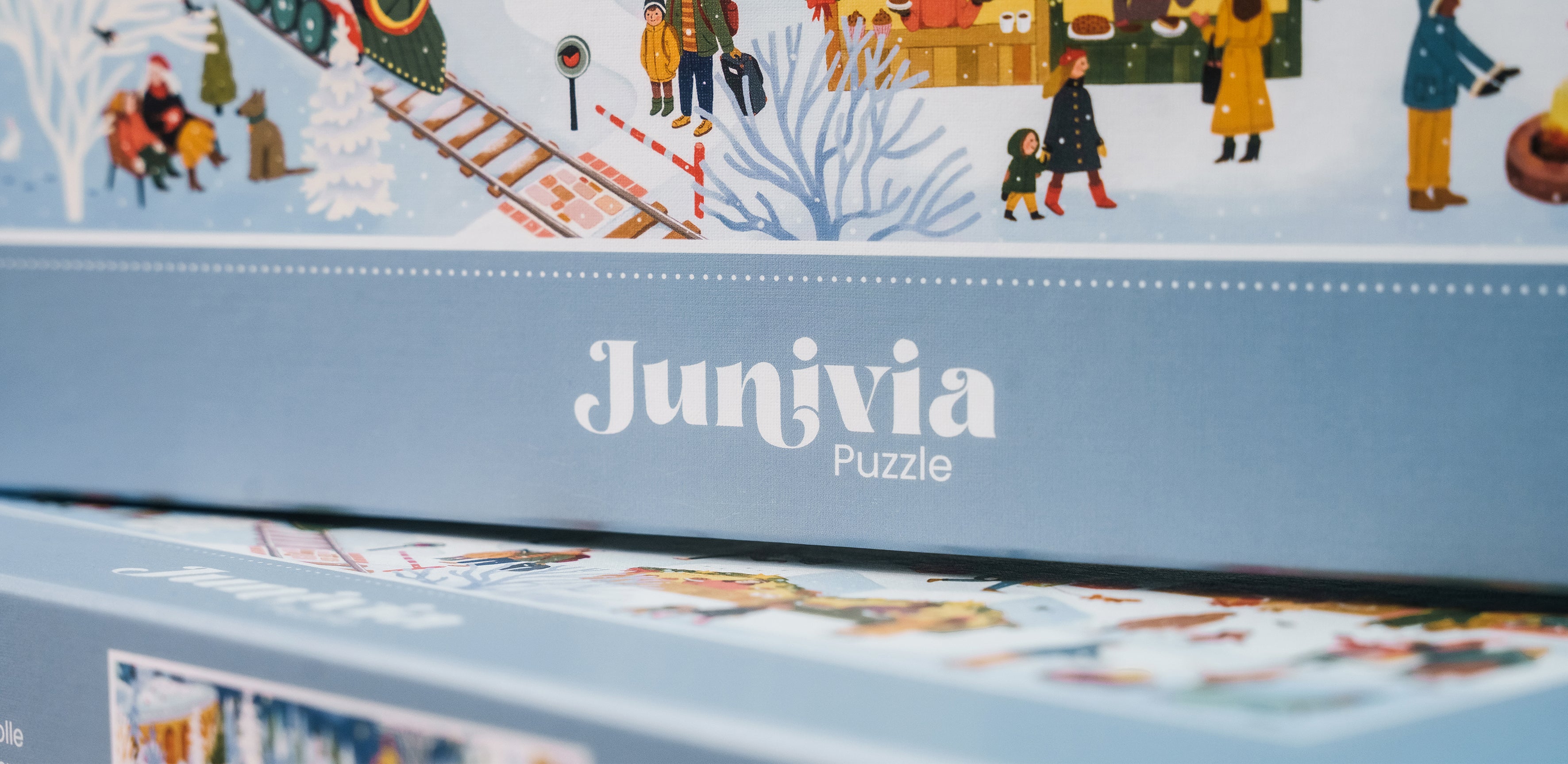 Junivia Winterdorf Puzzle: Detailansicht unseres Winterdorf Puzzlekartons mit Weihnachtsmotiv 